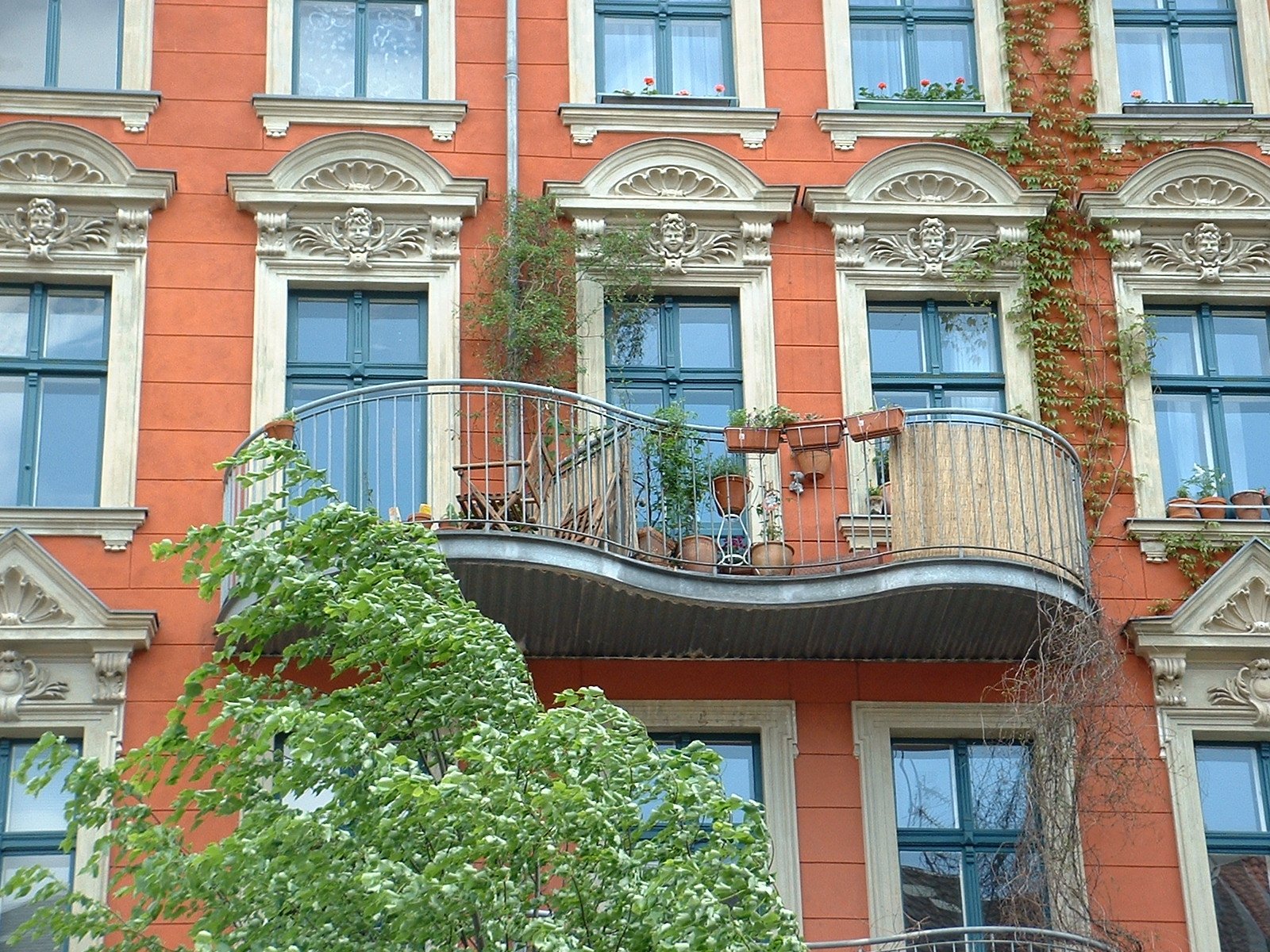 Typischer Stadtbalkon an einem Mietshaus mit Blumenkästen, ohne Solarmodule.